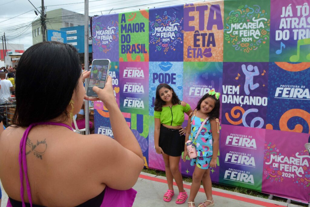 Cenário de fotos instagramável agrada foliões