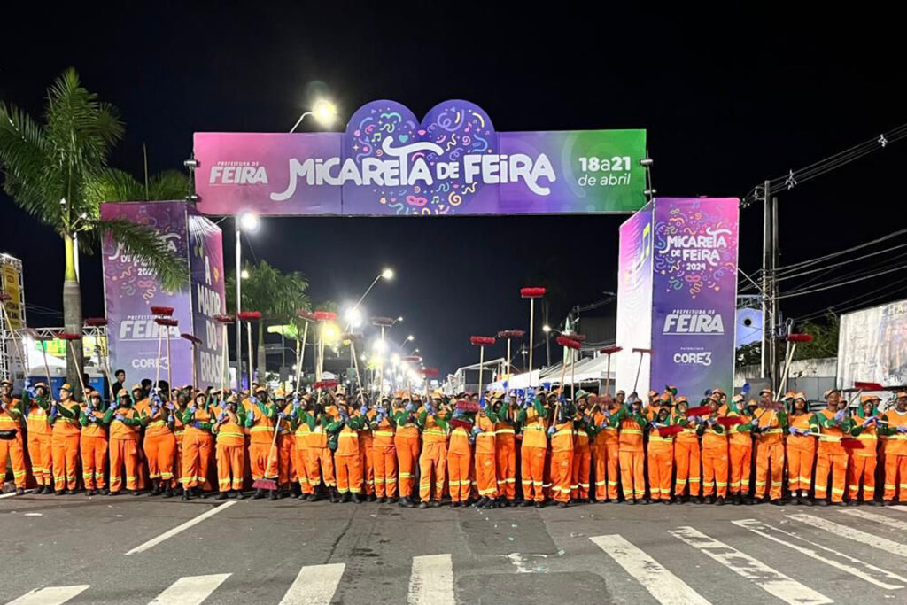 Equipe de limpeza madrugou para preparar a avenida pro segundo dia de festa