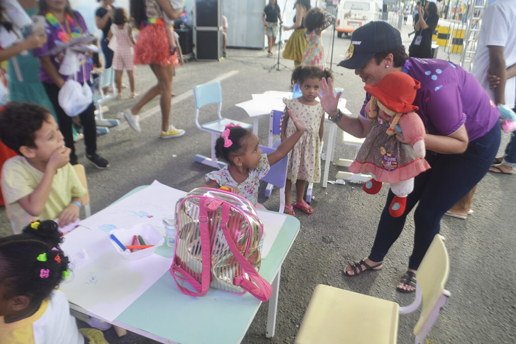 Pule, brinque e cuide: Combate ao abuso e exploração infantil presente na avenida