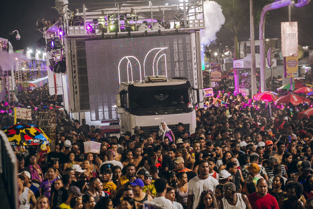 Multidão se rende a quebradeira do Psi em plena madrugada