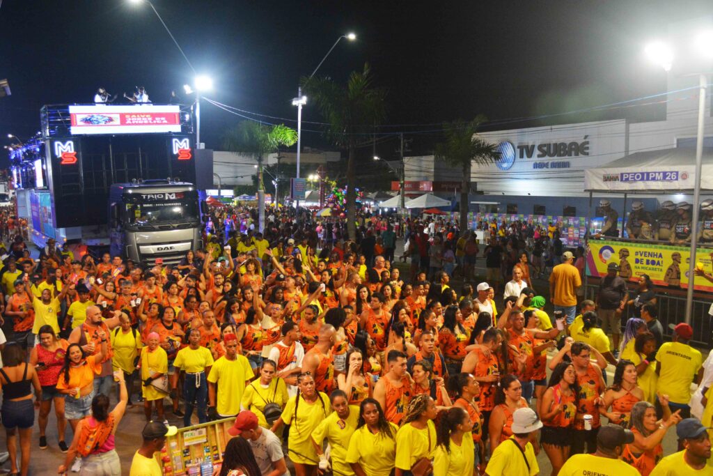 Jau arrasta tapete laranja pela avenida