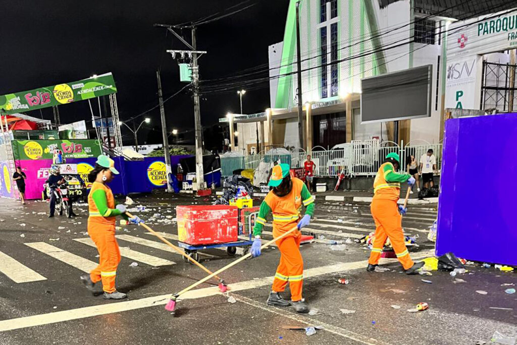 Equipe de limpeza retira mais de 13 toneladas de lixo do circuito no segundo dia de folia