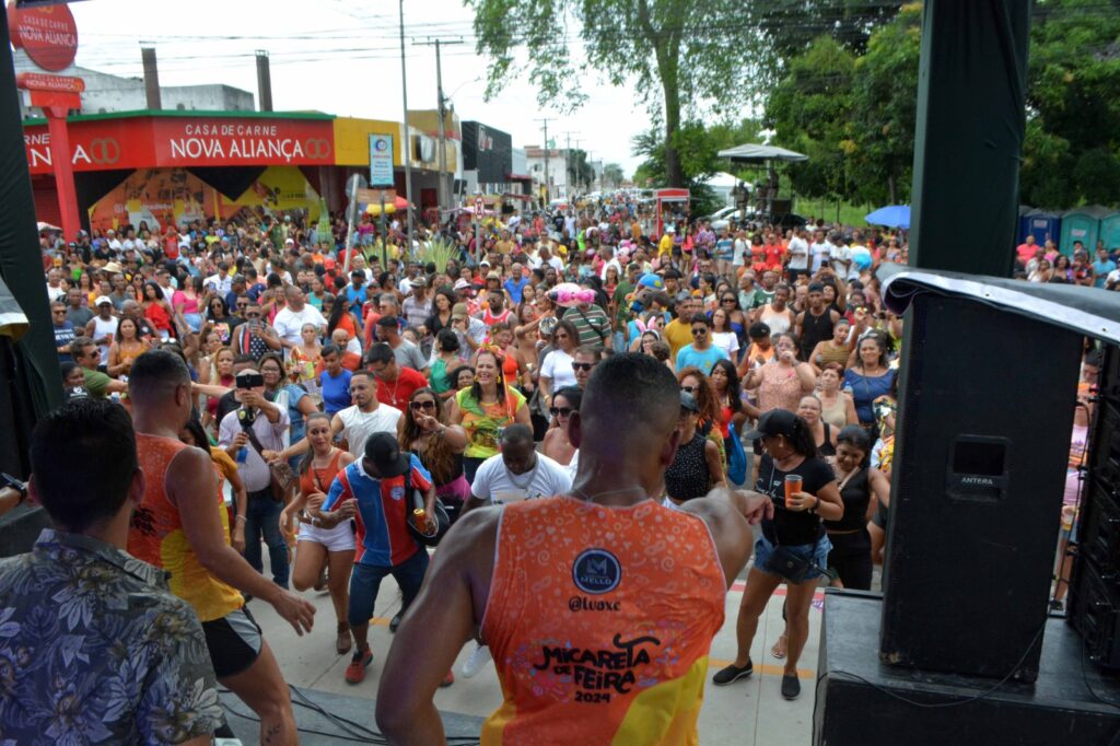 Palco Luciano Mello sacode folião no Esquenta Micareta