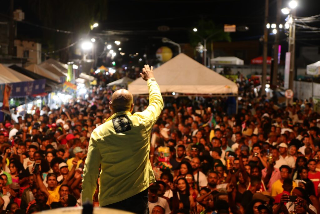 Grande público prestigia show de Adão Negro no palco Reggae Vibes