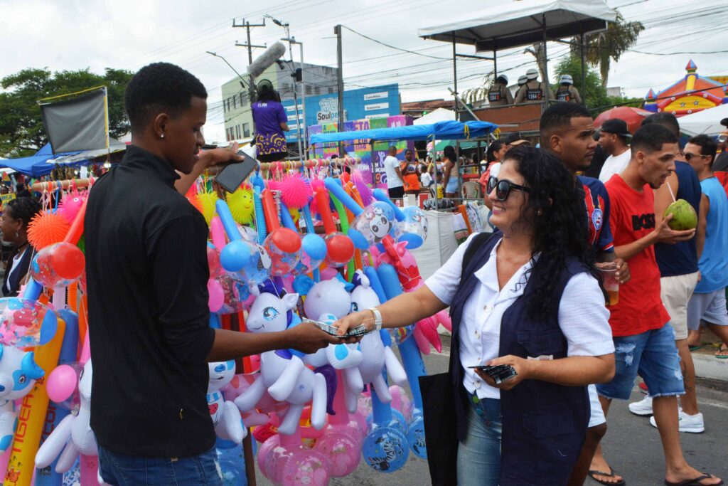 Distribuição de preservativos tem boa adesão no Esquenta Micareta