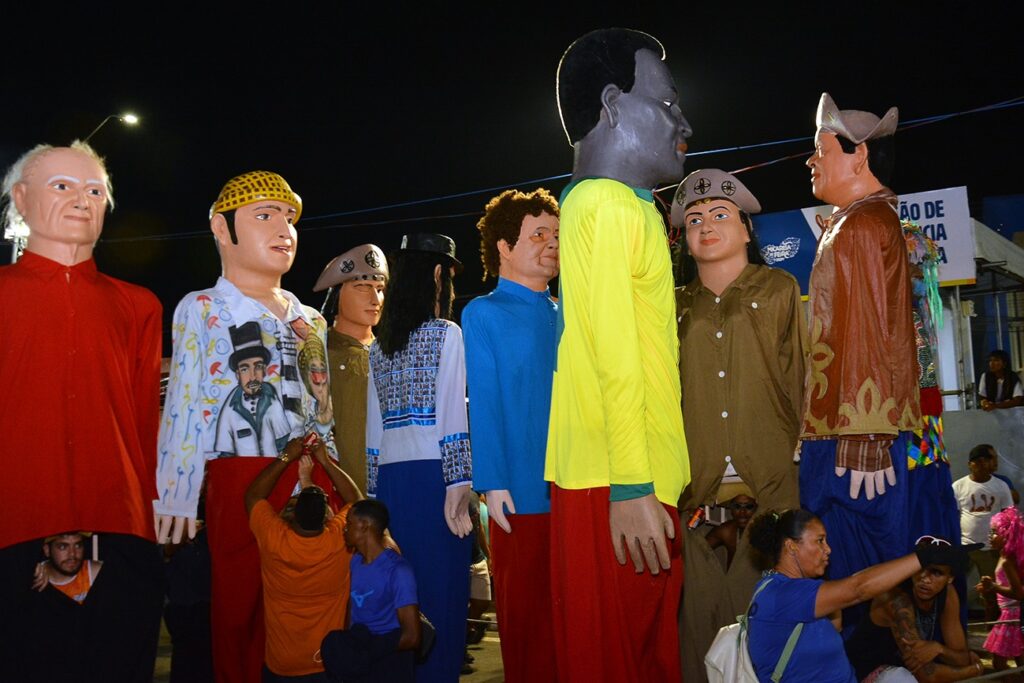 Bonecos gigantes do Carnaval de Olinda desfilaram na Micareta de Feira