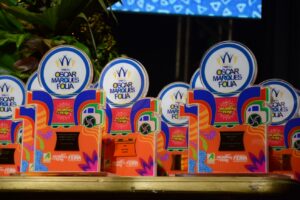 Troféu Oscar Folia homenageia o artista Juraci Dórea com design exclusivo