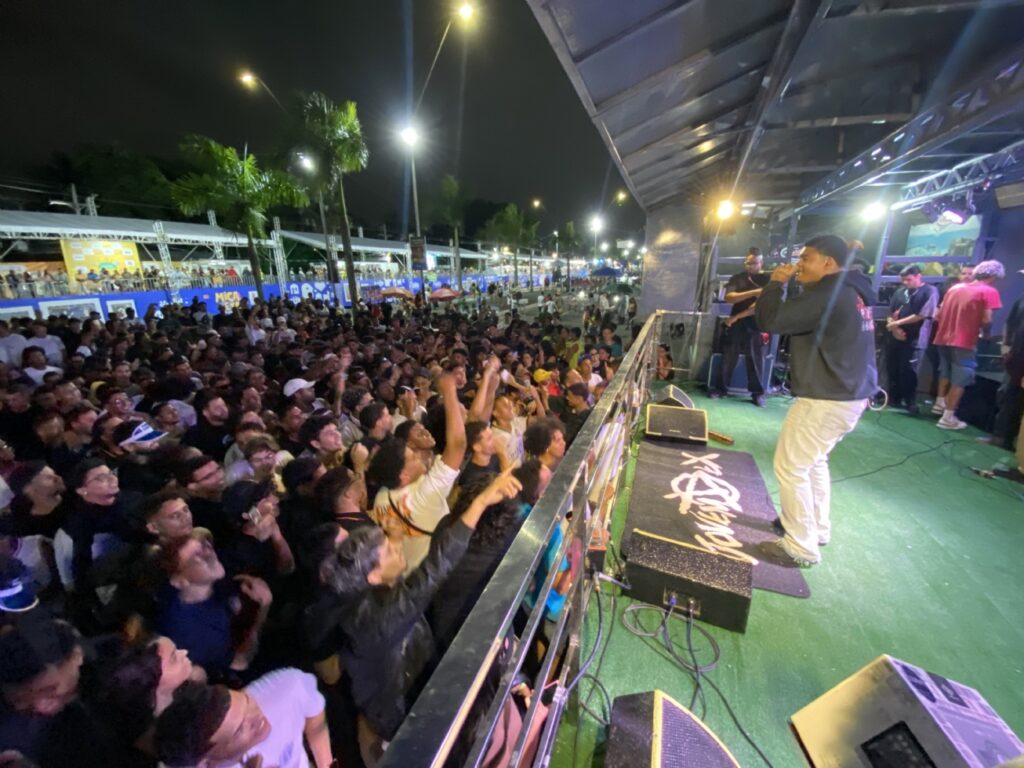 Jovem Dex leva o trap à Micareta de Feira e emociona o público com show potente