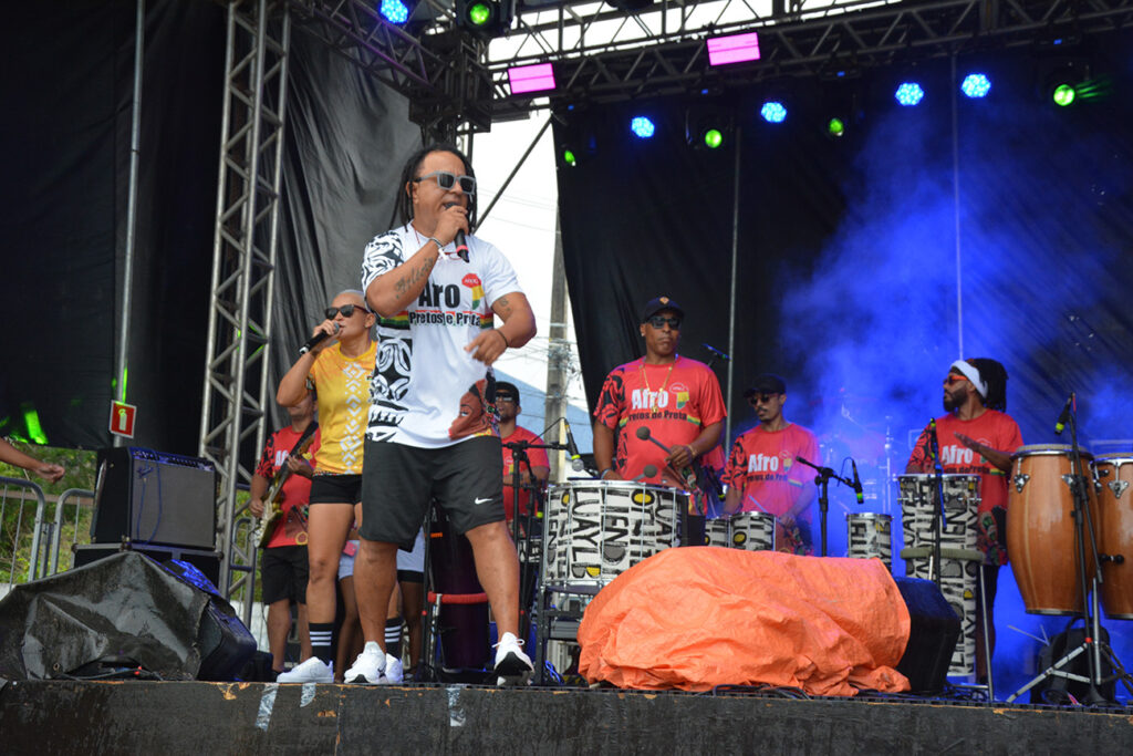 Palco Jota Morbeck abre programação com música e animação, mesmo sob chuva