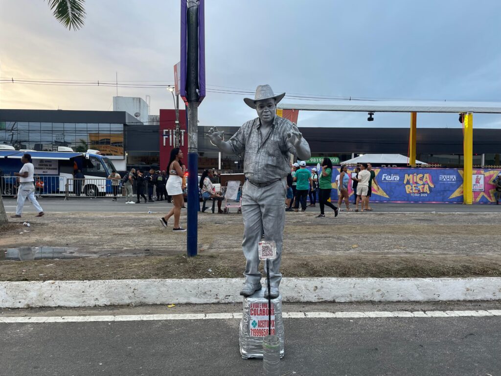 Denis Ramos: a estátua prateada em pleno circuito Maneca Ferreira